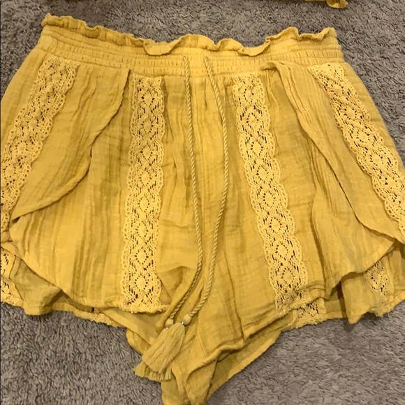Yellow lace two piece - Picture 2 of 5